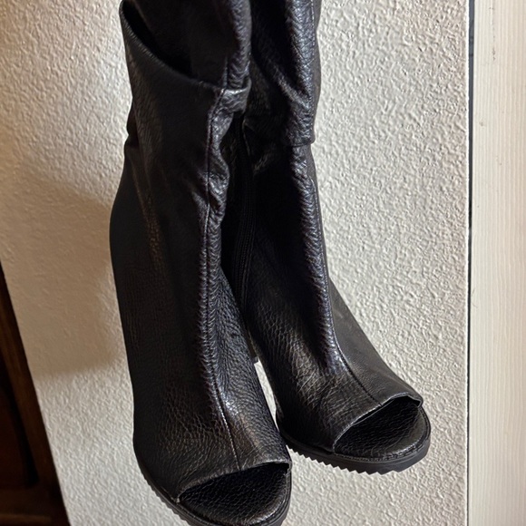 DKNY Black Textured Heeled Boots - Picture 6 of 7